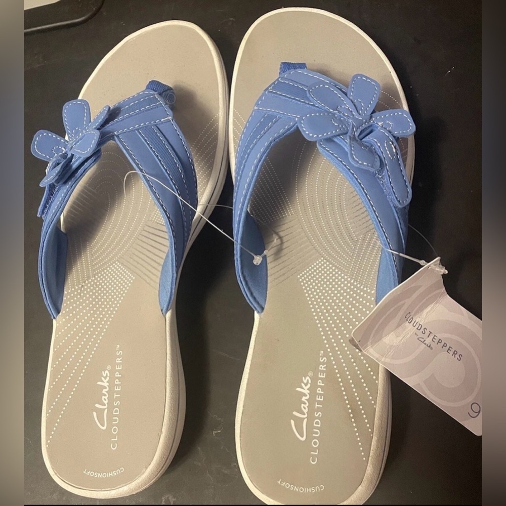 Clarks Cloudsteppers Women’s Light Blue Floral Bow Thong Sandals